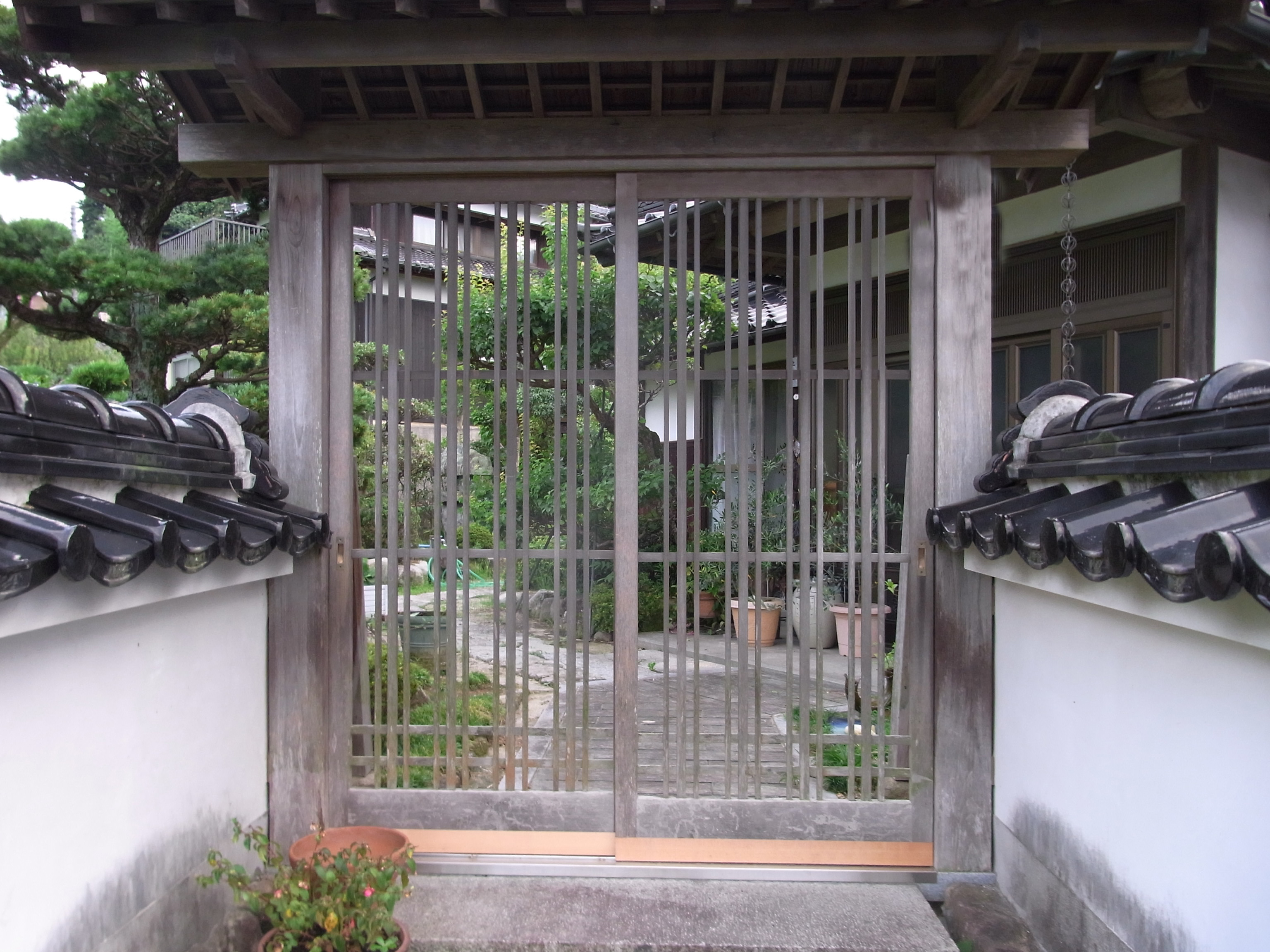 数寄屋門の修繕で木の基礎からステンレスの基礎へ 光市 株式会社おおつか