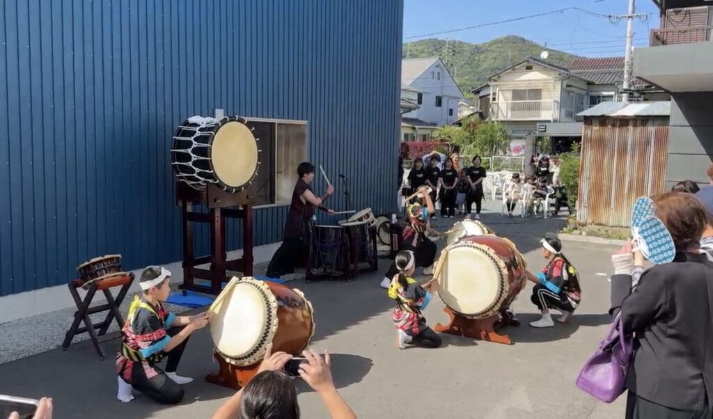 ひかり太鼓保存会による演奏